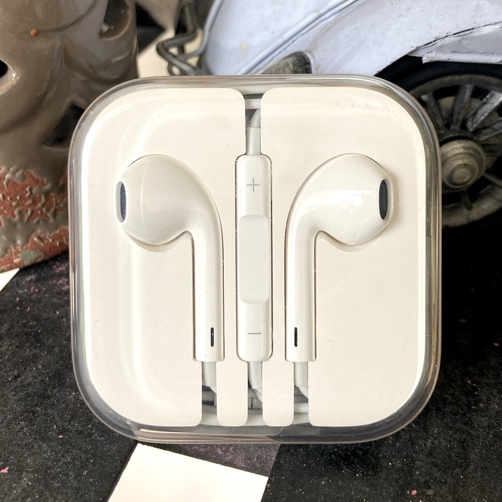 APPLE EARBUDS WITH CORD